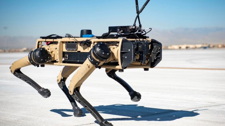 Cani robotici pattugliano il confine degli Stati Uniti alla ricerca di attraversatori di frontiera illegali