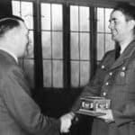 Adolf Hitler verleiht Albert Speer Fritz-Todt-Ring